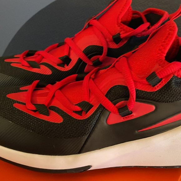 NIKE FUTURE COURT 2 (GS) 4y - Picture 2 of 7